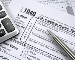 A pen and a calculator on IRS Form 1040.